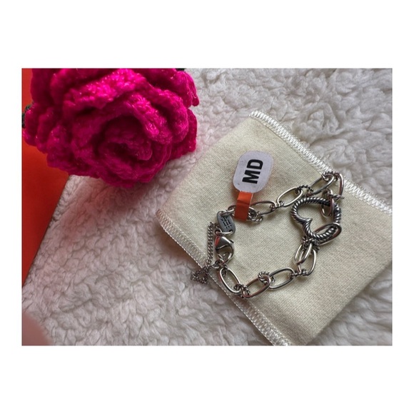 James Avery Changeable
Heart Charm Bracelet  médium 
Sterling Silver - Picture 3 of 4